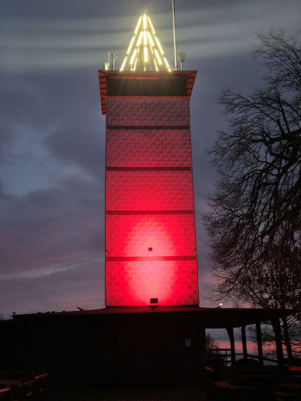 Elvira Friedrich (mit Mikrofon vor Ausstellern) Hessenturm