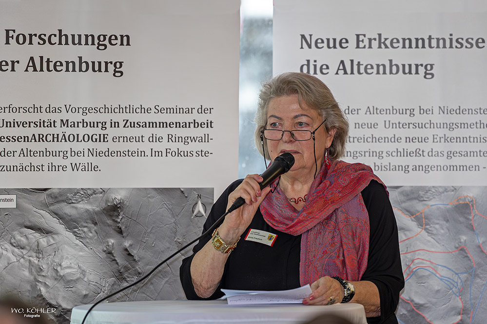 Elvira Friedrich (mit Mikrofon vor Ausstellern) Eroeffnungspart -15 Jahre Altenburg- und Stadtmuseum